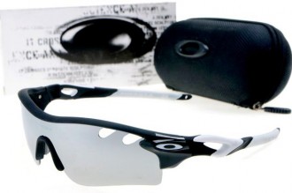 Oakley radarlock path sunglasses in matte black / silver iridium