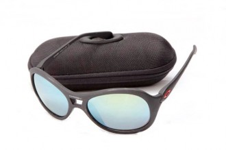 Oakley vacancy in matte black / ice iridium